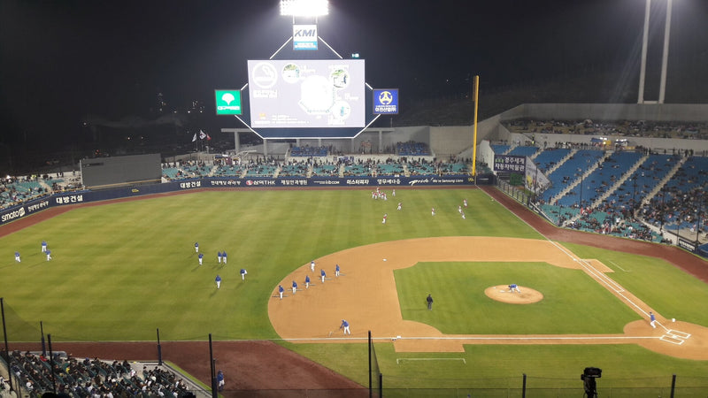 照明に照らされた大邱サムスンライオンズパークのナイター、内野スタンドからの眺め