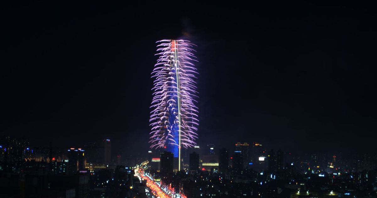 首尔夜景中被烟花点亮的乐天世界塔