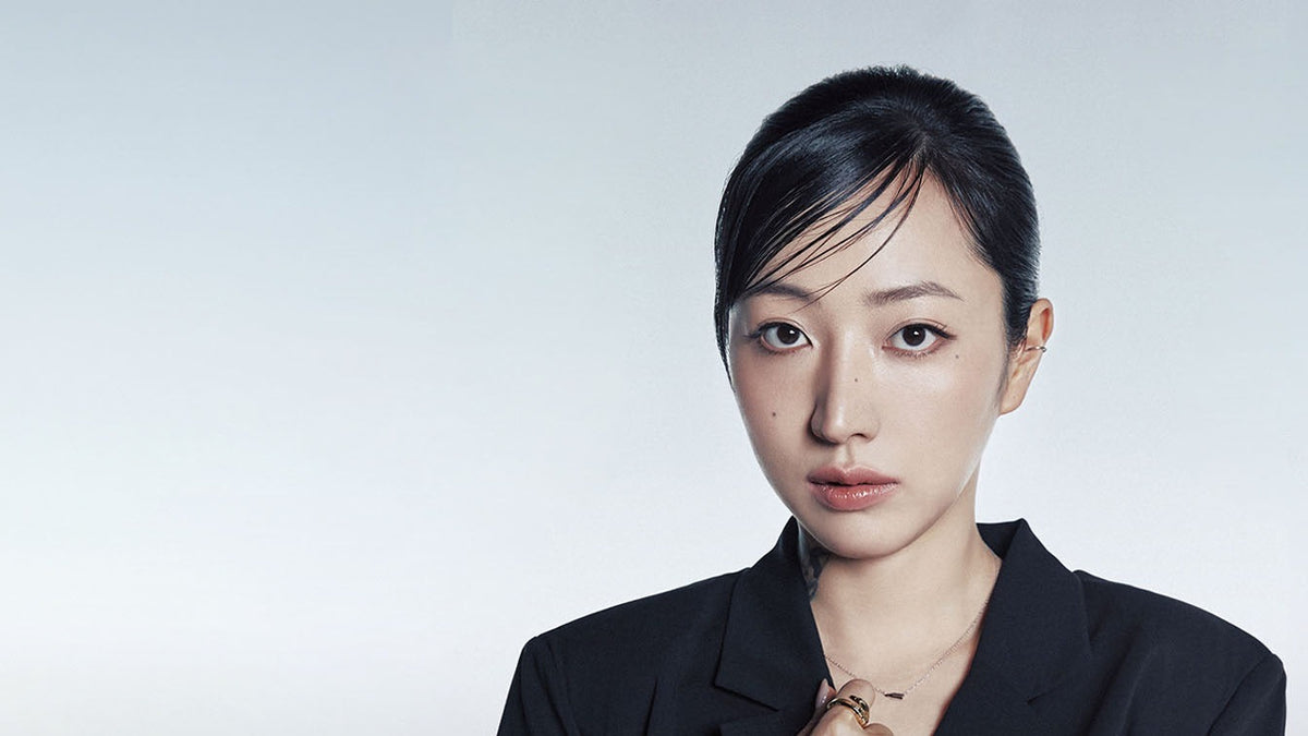 Korean profile photo in the clean studio style, a sharp portrait against a pale grey backdrop (Sihyunhada official website)