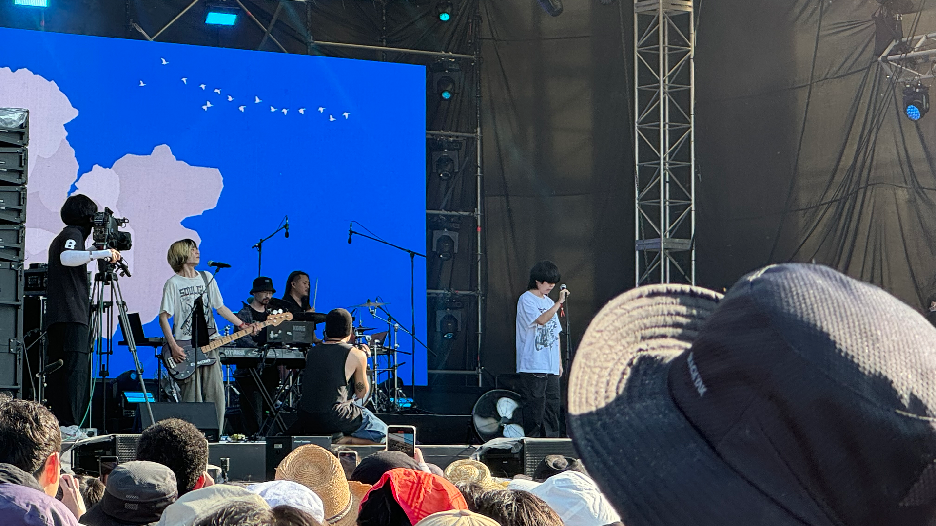 Parannoul在2024仁川Pentaport搖滾音樂祭的舞台上演出，前方是夏日的觀眾（攝影：올해의수상자 / CC BY 4.0）
