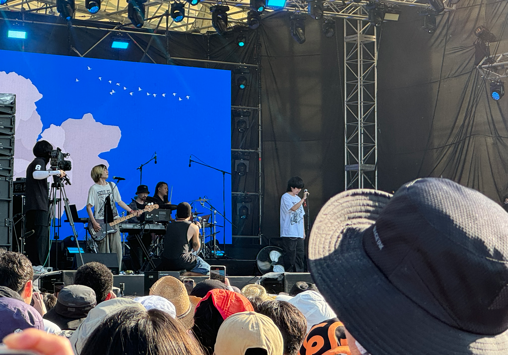 Parannoul on stage at Incheon Pentaport Rock Festival 2024, seen over a summer crowd (Photo: 올해의수상자 / CC BY 4.0)