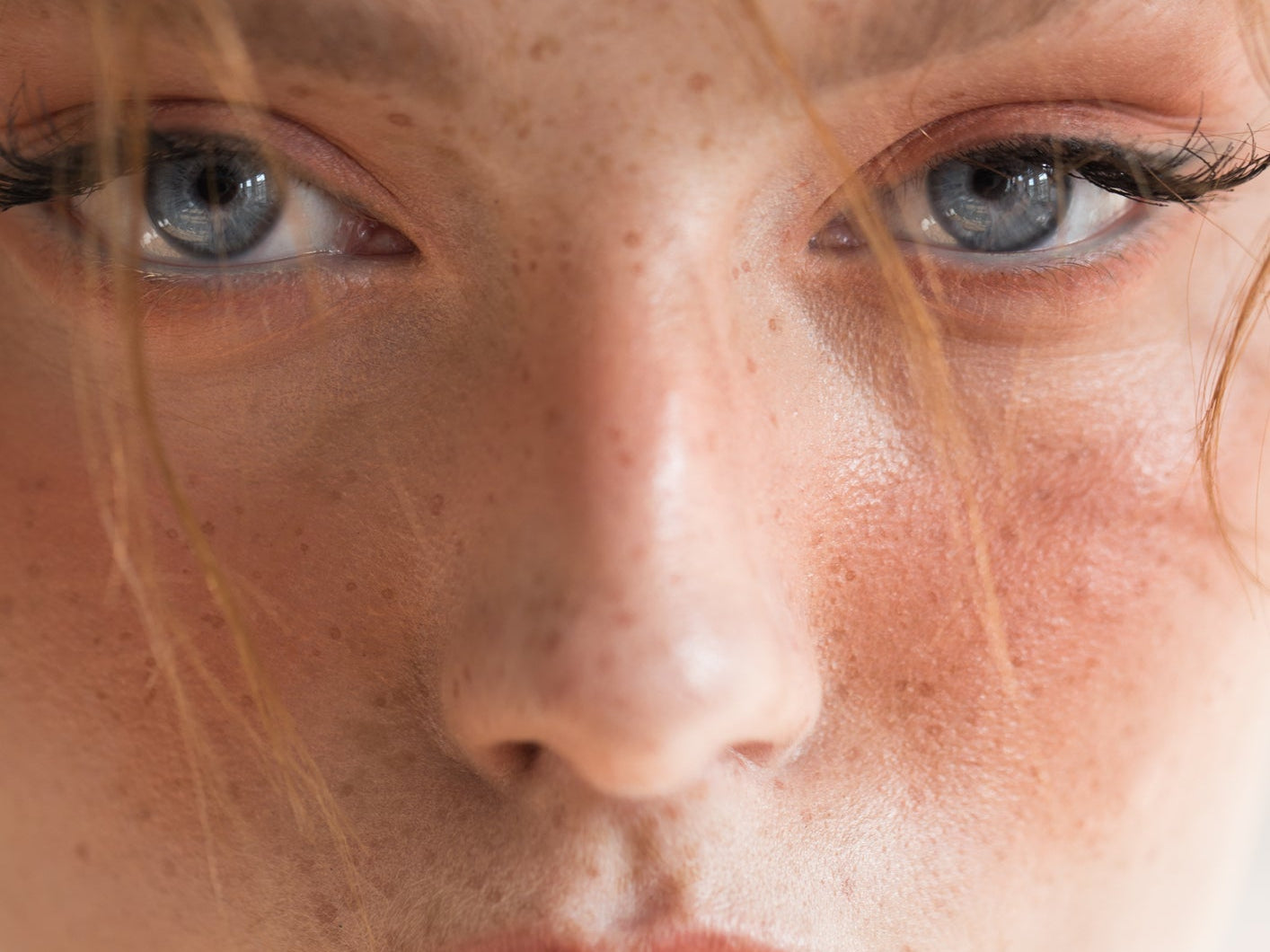 K‑Beauty Autumn Makeup Playbook: Dewy‑Velvet Base, Latte Eyes & MLBB Lips