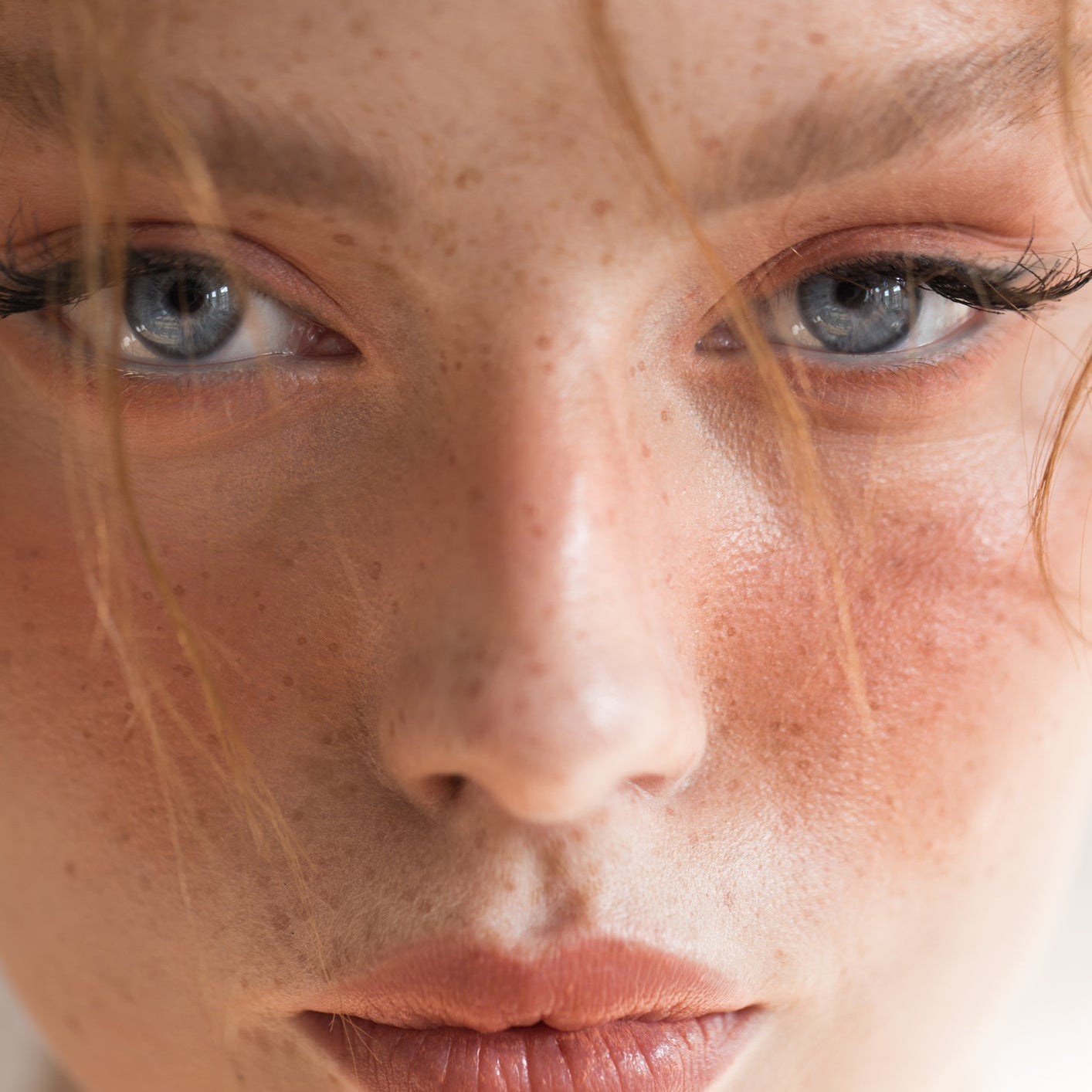 K-Beauty Autumn Makeup Guide: Dewy-Velvet Base, Latte Eyes, and MLBB Lips