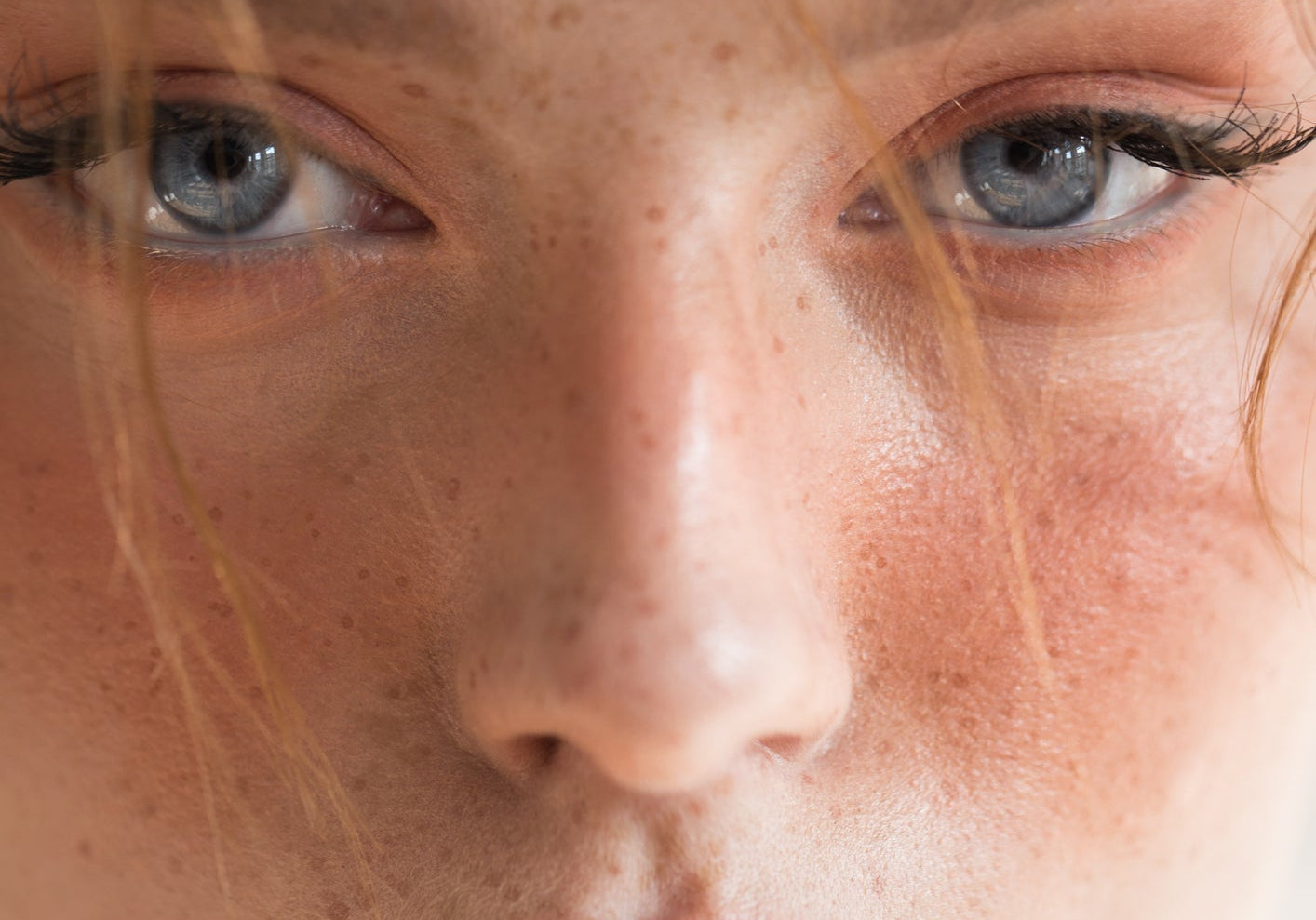 K‑Beauty Autumn Makeup Playbook: Dewy‑Velvet Base, Latte Eyes & MLBB Lips