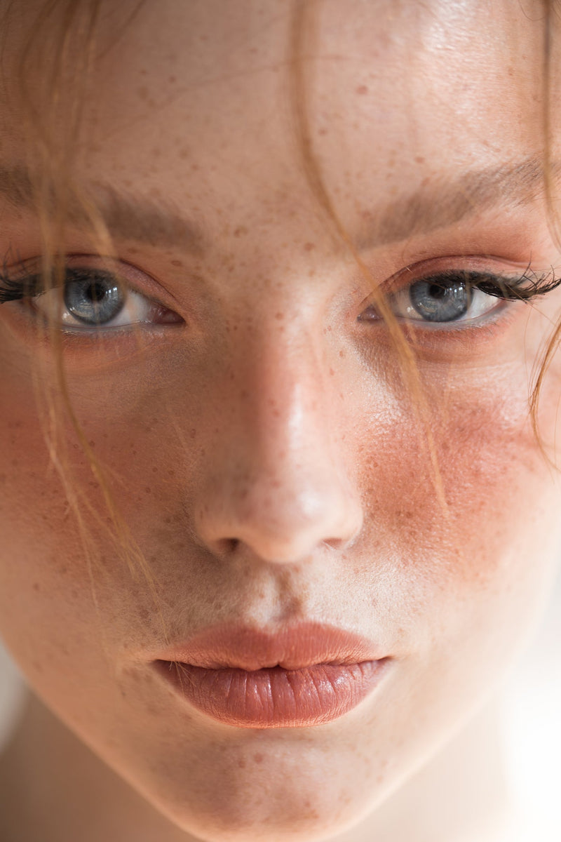 K-Beauty Autumn Makeup Guide: Dewy-Velvet Base, Latte Eyes, and MLBB Lips
