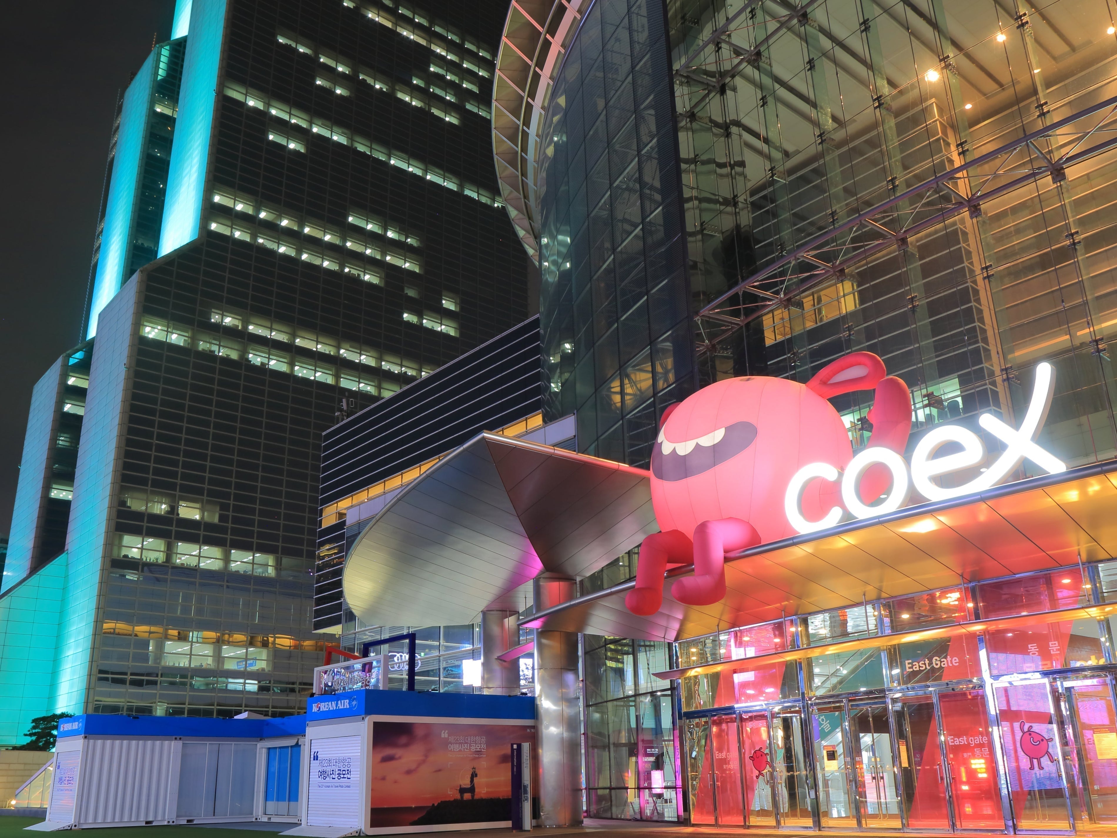 COEX Seoul Guide: Starfield Library, Aquarium, and Mall