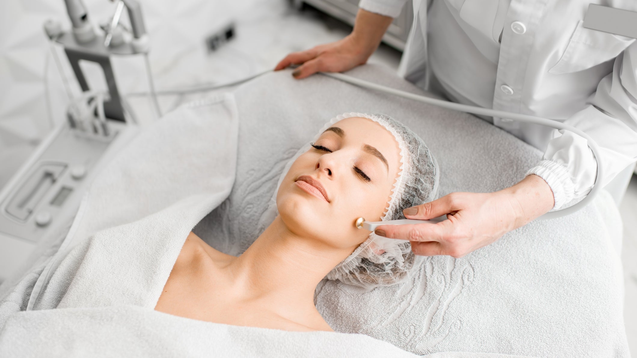 Potenza in Korean Skincare: The RF Microneedling Treatment That Targets Pores, Scars, and Sagging in One