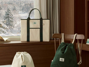 Starbucks Korea winter e-Frequency canvas tote and corduroy bags beside a snowy window (Starbucks Korea)
